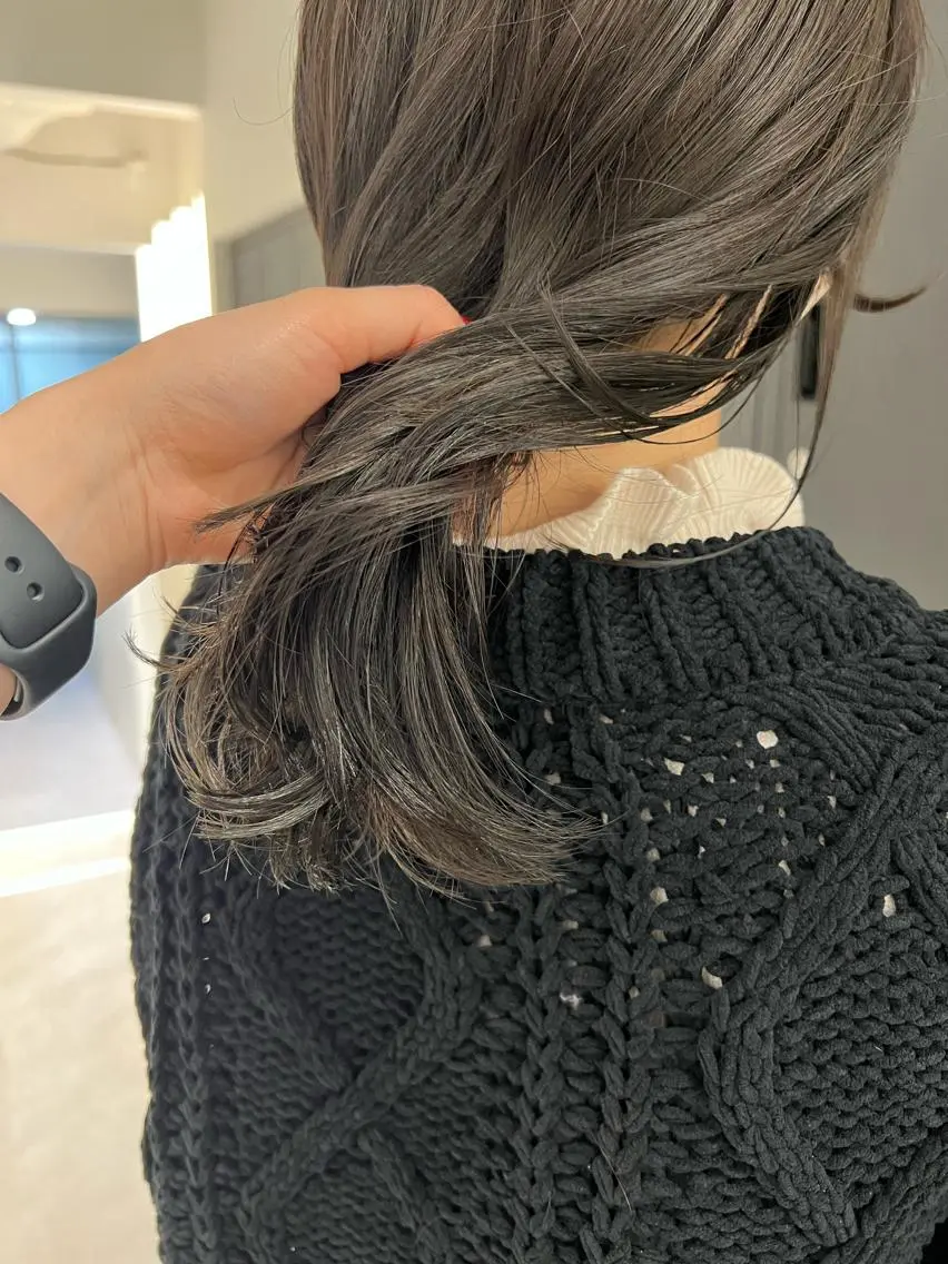 ミディアム カラー ヘアアレンジ ブリーチ グレージュ ブリーチなしカラー シアーグレージュ 暗髪カラー🫐パーマ おくだりんかのヘアスタイル