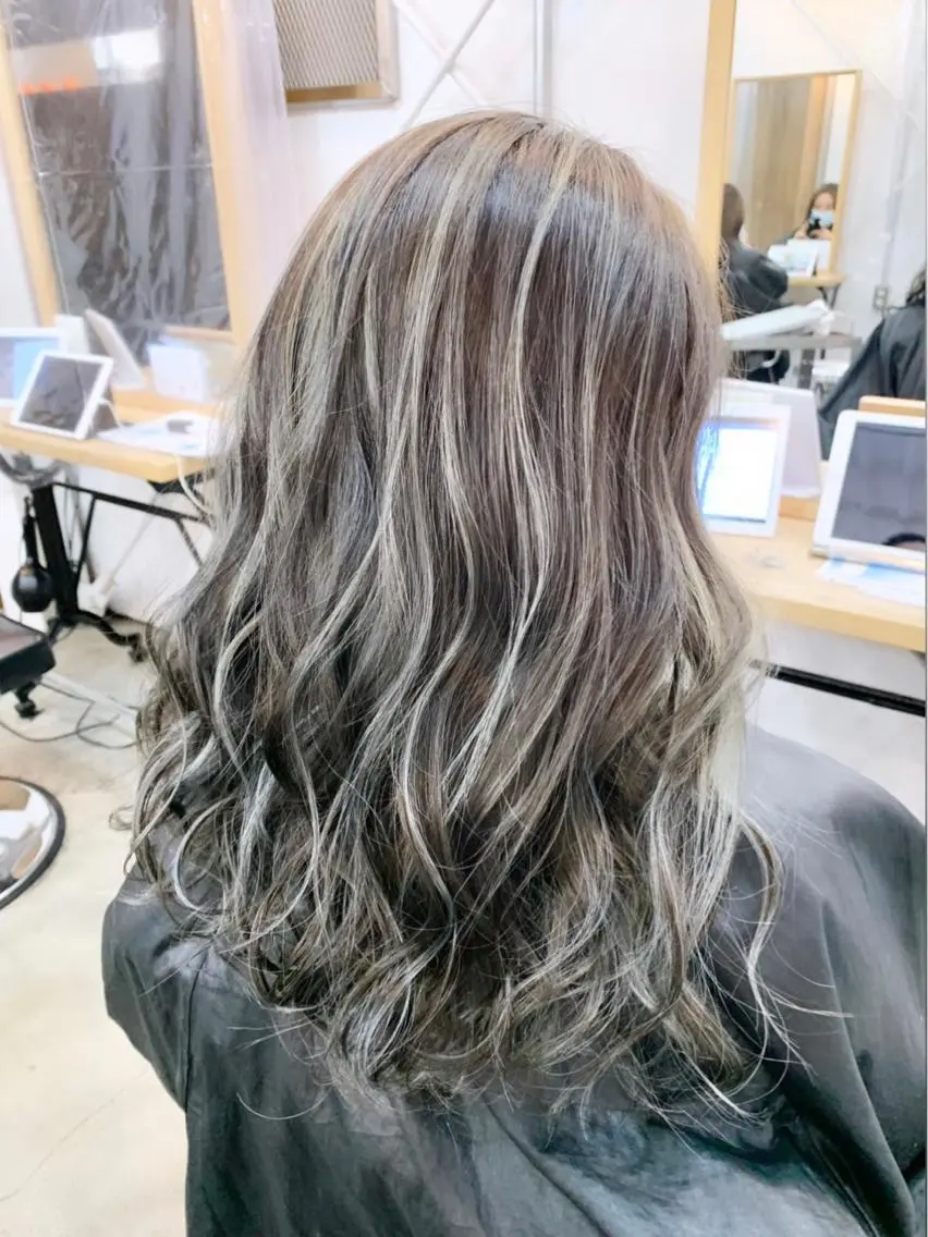 セミロング カラー ヘアアレンジ ネイル マツエク・マツパ ハイライトカラー ハイライト ヘアカラー ブリーチ特化 / share 元太のヘアスタイル