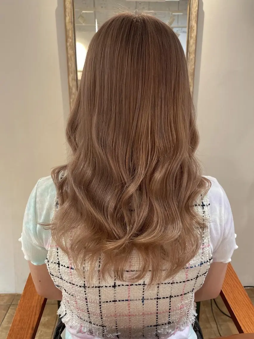 セミロング カラー ベージュカラー ブリーチ ミルクティーベージュ ヘアアレンジ にいた　かづしげのヘアスタイル