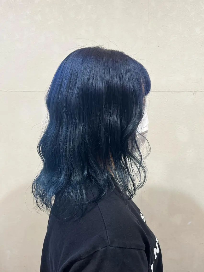 セミロング カラー ブルーカラー ネイビーカラー 佐藤 瑚碧のヘアスタイル