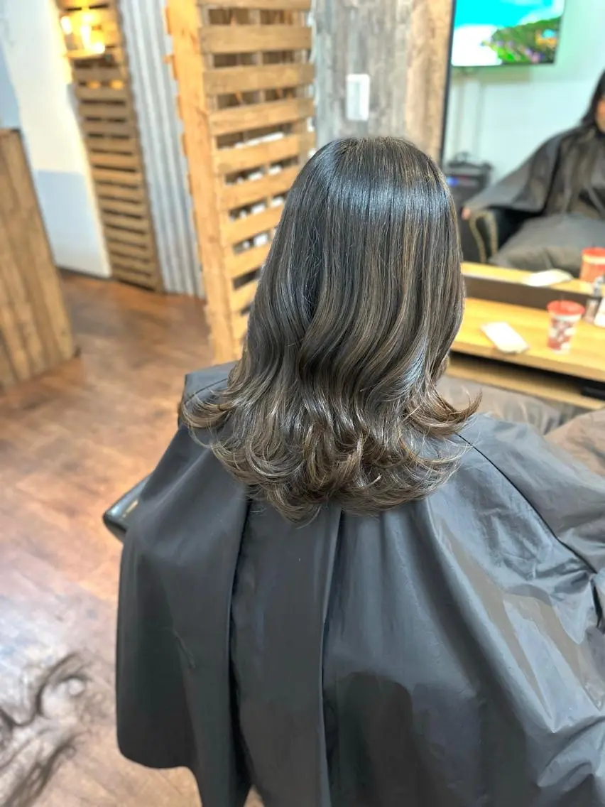 ミディアム カラー レイヤーカット カット ヘアカラー トリートメント Luzir⭐︎ GEN⭐︎のヘアスタイル