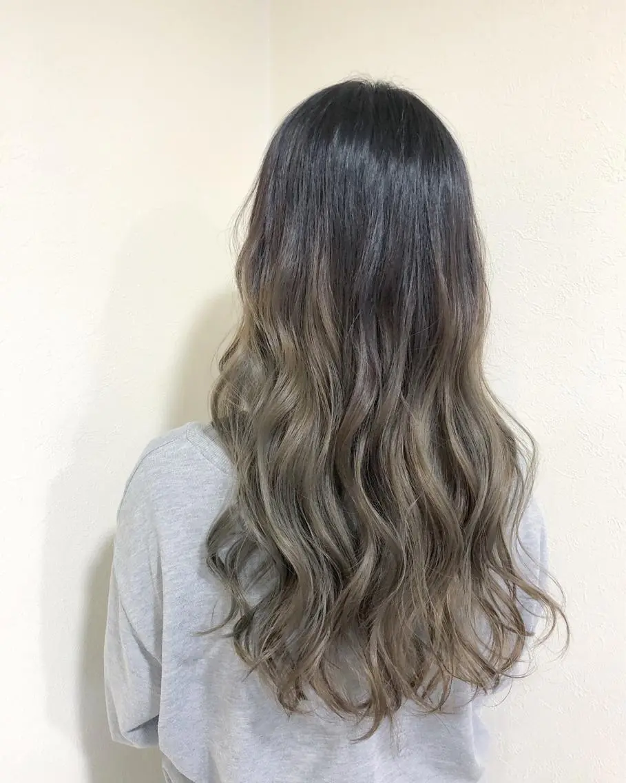 ロング アッシュ アッシュグレー ヤマグチ ヒカルのヘアスタイル