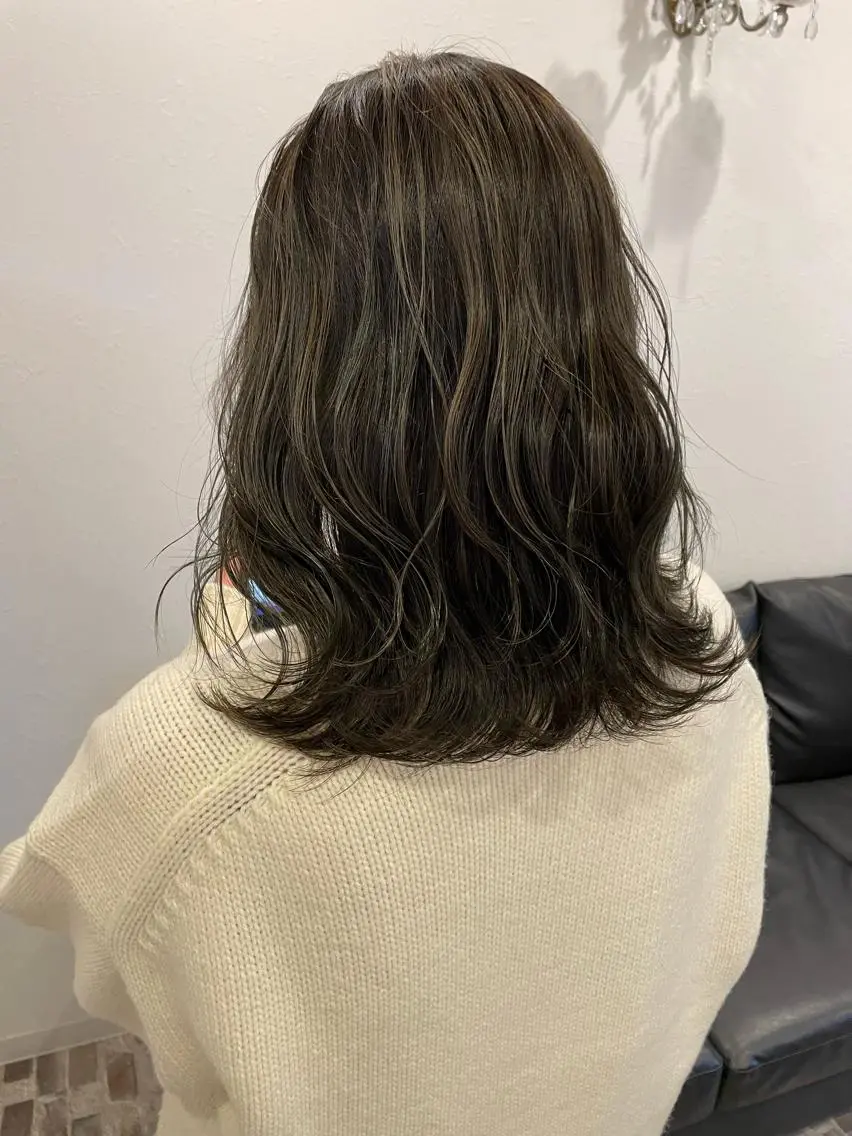 セミロング カラー グレージュ ハイライトカラー オリーブグレージュ オリーブグレー ハイライト ヘアカラー m ā l o.🌷 サカモトマイコのヘアスタイル