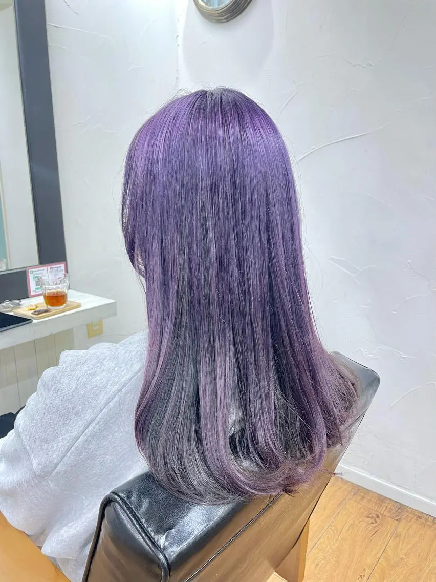 ロング カラー 黒髪 ブリーチ パープルカラー 青木 優歩のヘアスタイル