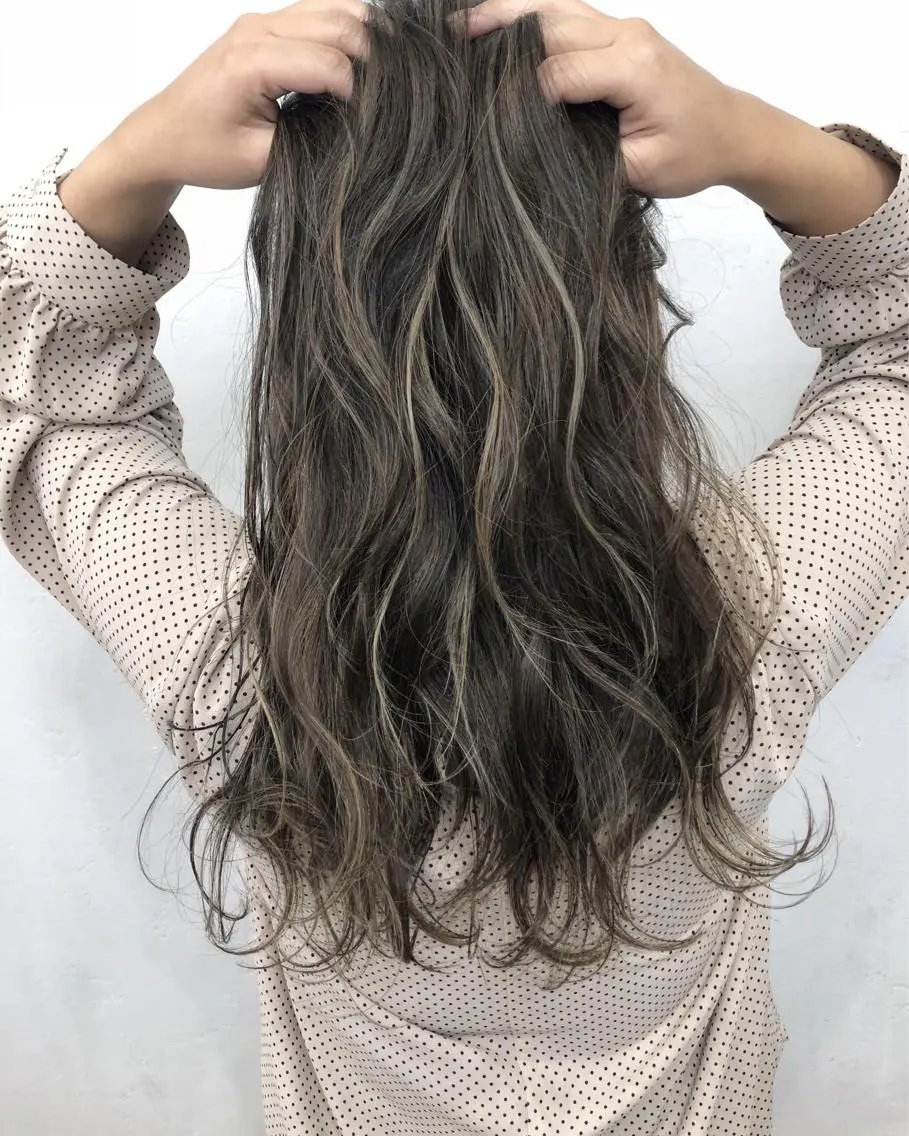 ロング カラー グレージュ ハイライトカラー ハイライト ヘアカラー トリートメント ブリーチカラーレイヤ ーカット🦋annaのヘアスタイル