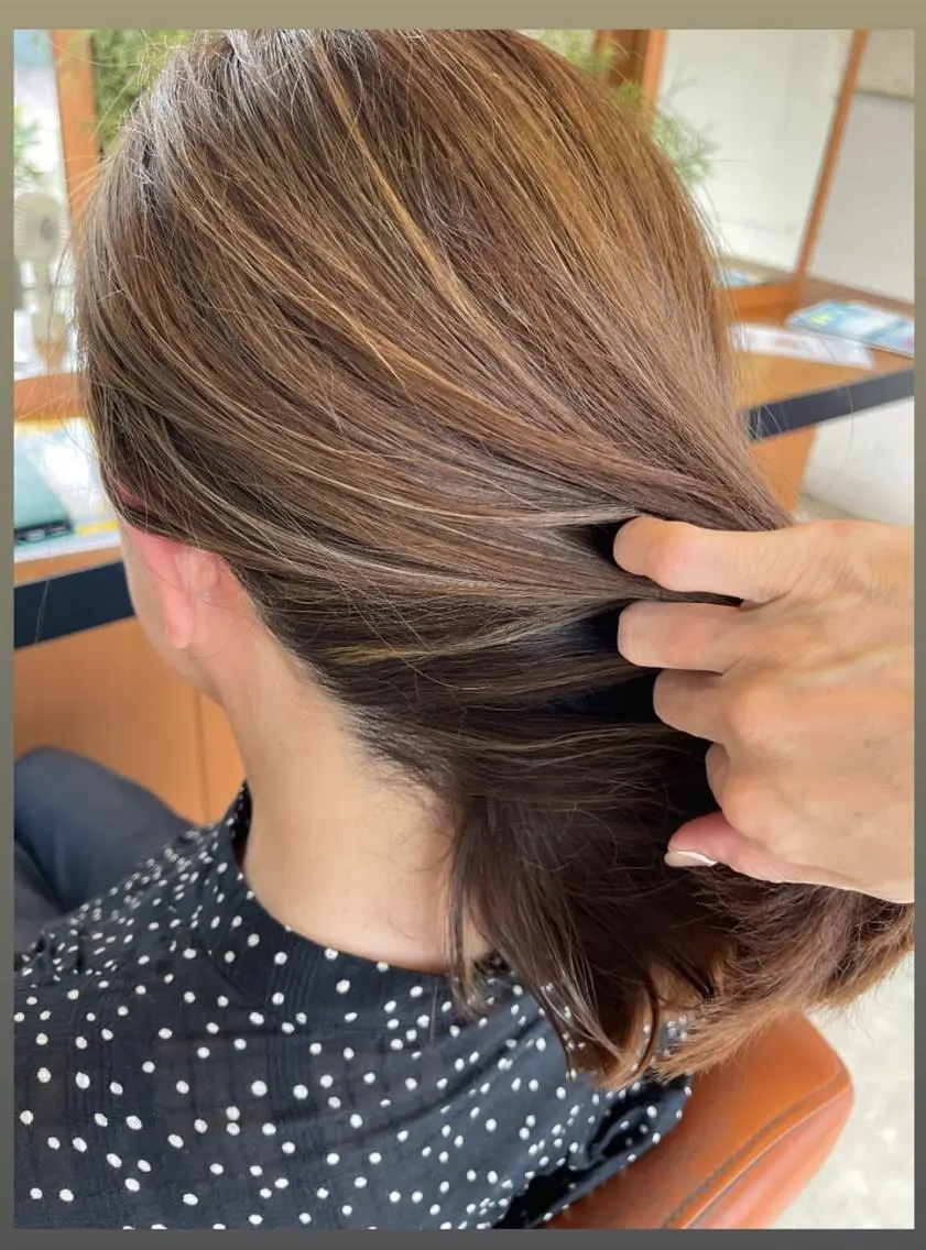 セミロング カラー ハイライトカラー ハイライト ヘアカラー トリートメント 三浦 仁美のヘアスタイル