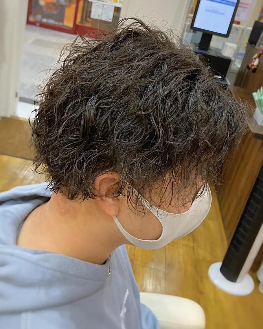パーマ メンズ センターパート マッシュ メンズパーマ 学生（メンズ向け） メンズツイストパーマ 原田 涼矢のヘアスタイル