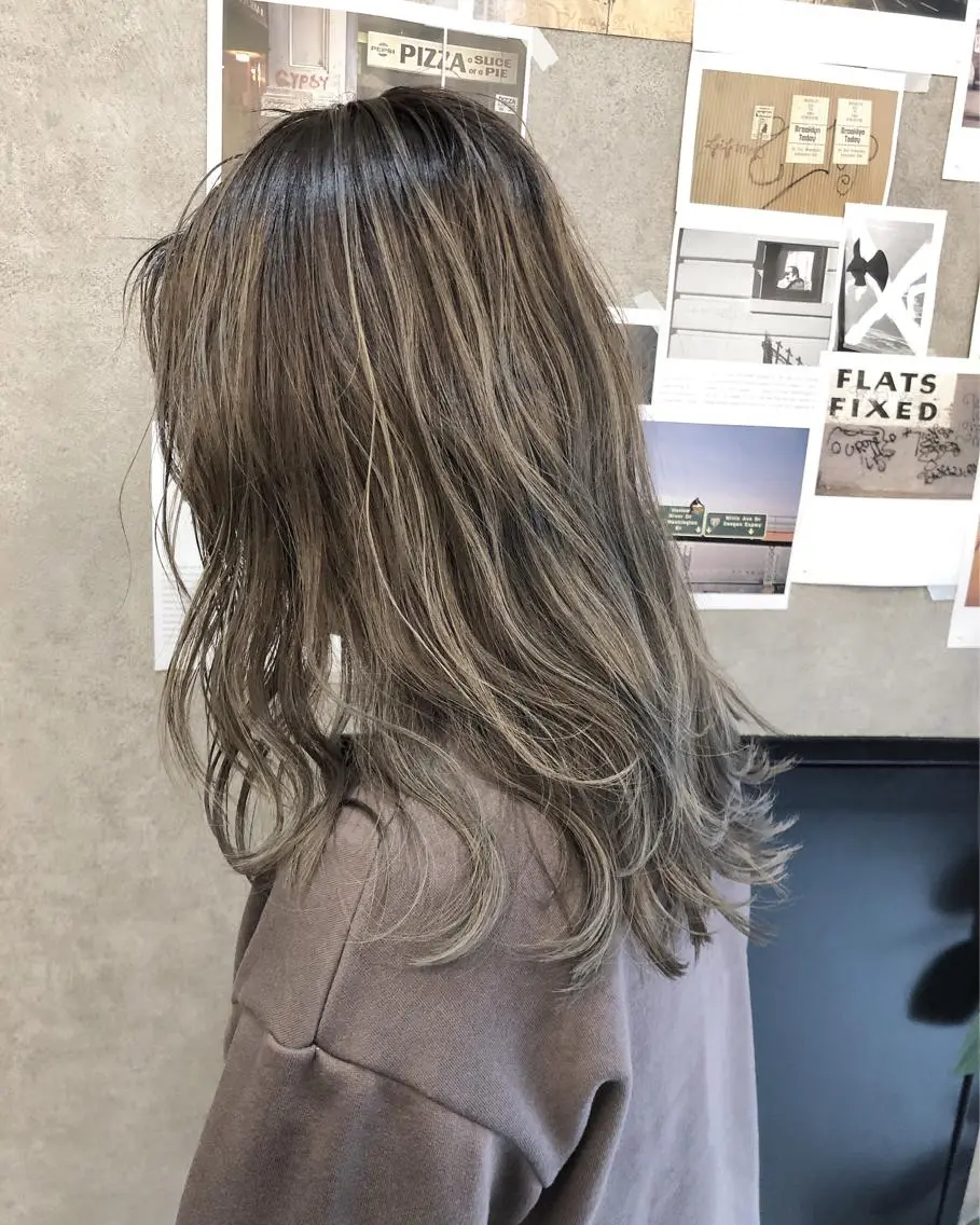 ミディアム カラー 顔周りレイヤーカット ブリーチminamiのヘアスタイル