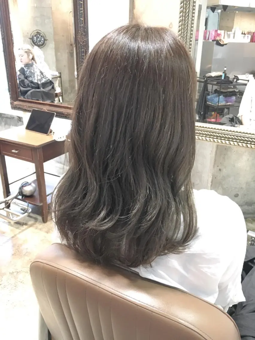 セミロング カラー アッシュ アッシュグレー 北條 優輝のヘアスタイル