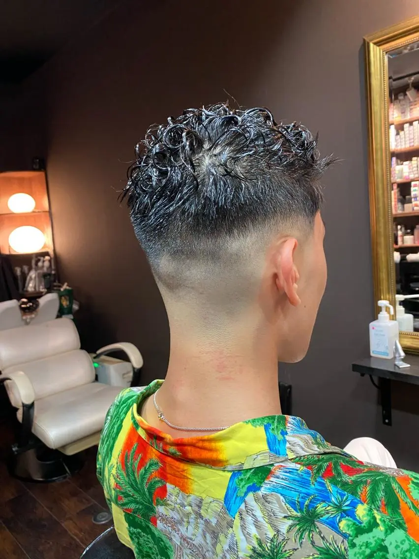 パーマ メンズ フェードカット メンズパーマ スキンフェード メンズサロン AXLのヘアスタイル