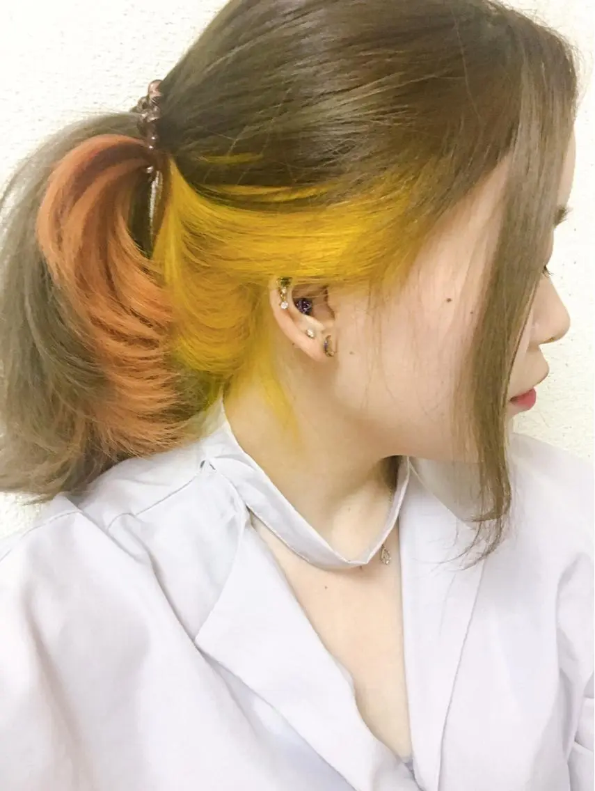ミディアム イエローカラー Aujua ソムリエ 勝又舞夏のヘアスタイル
