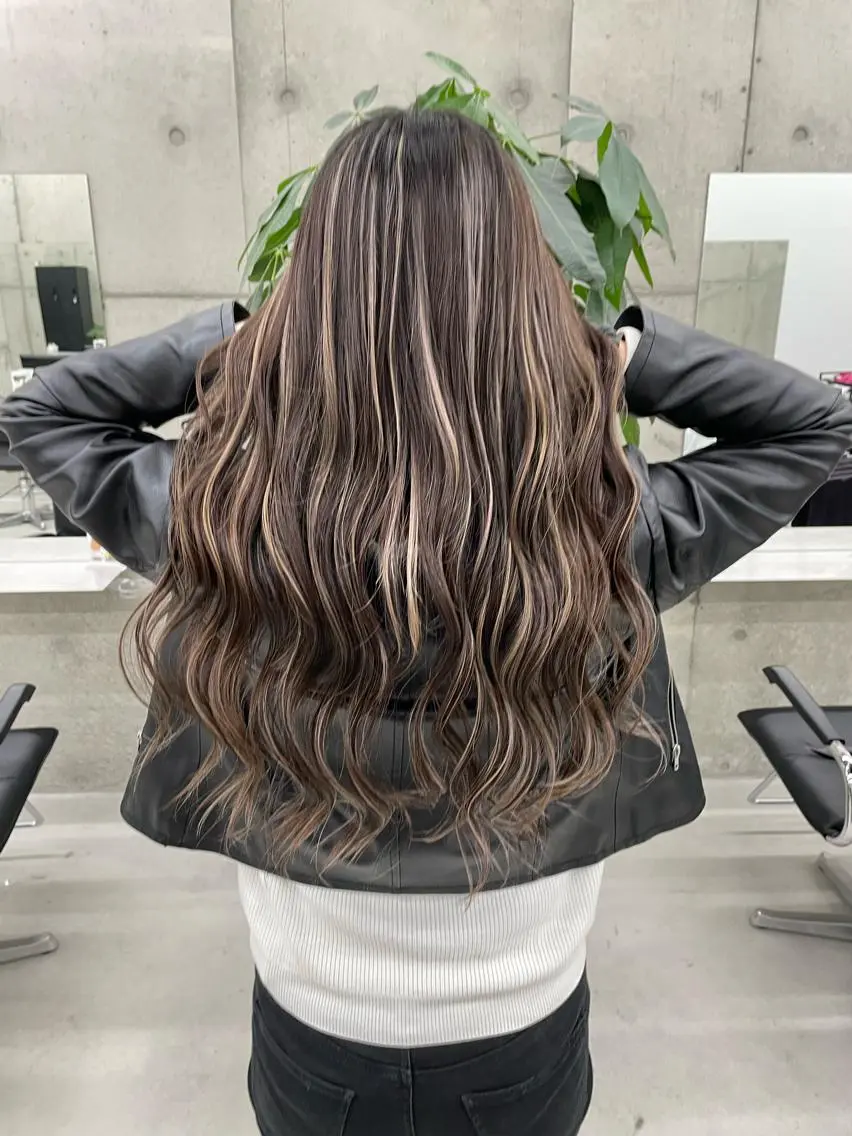 ロング カラー ハイライトカラー ハイライト 岡留 愛美のヘアスタイル