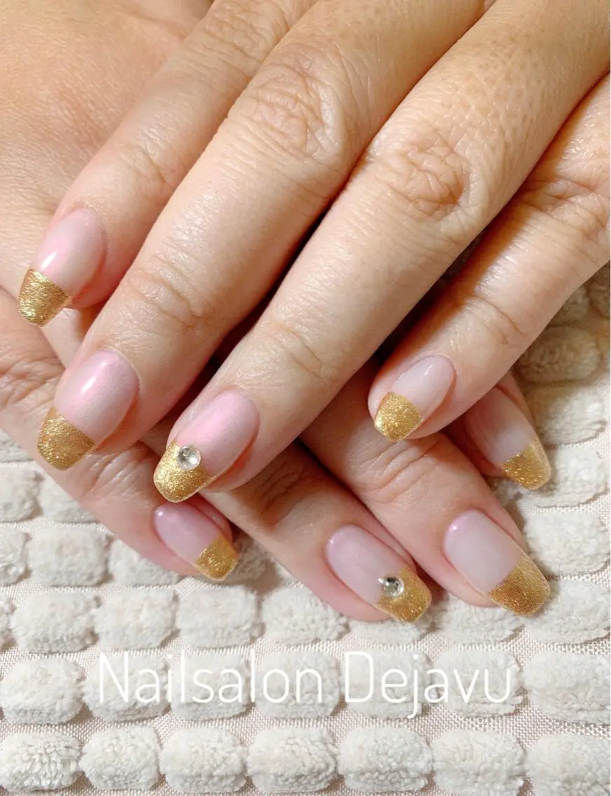 ネイル アートネイル フレンチネイル ゴールド ワンカラーネイル ストーンネイル Nail salon Dejavu 🌿のネイルデザイン