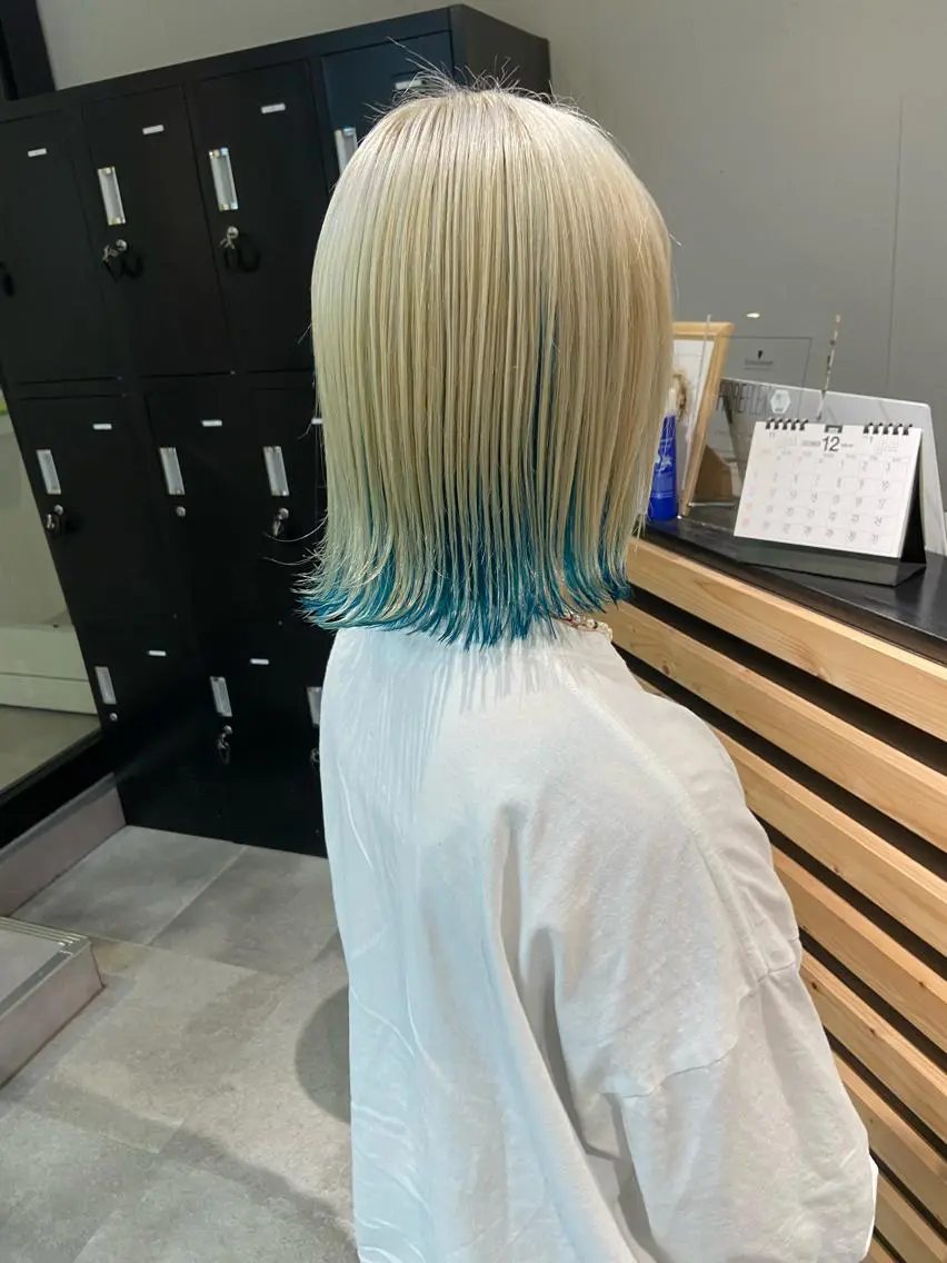 ミディアム カラー ブロンド ブルーカラー ホワイトブロンド ヘアカラー トリートメント ウルフカット レイヤーカット上柿のヘアスタイル