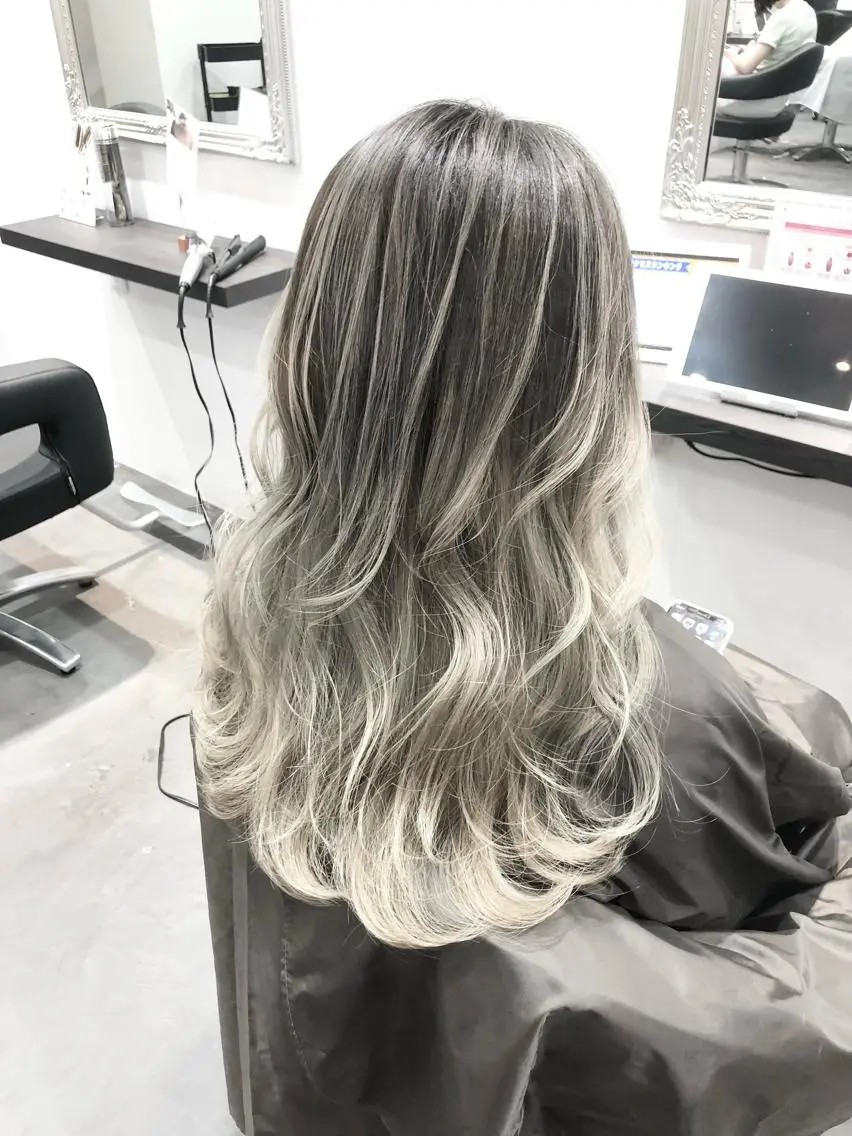 セミロング LOOP hairのヘアスタイル