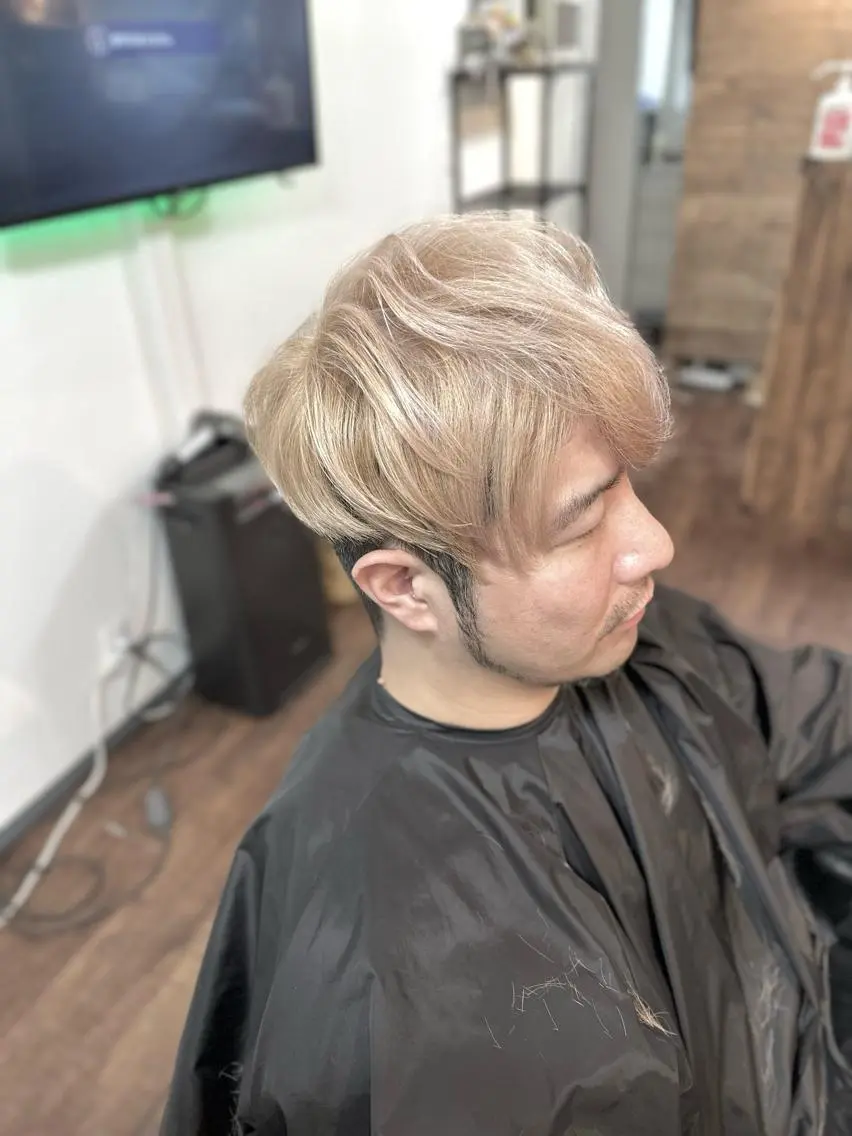 ミディアム カラー メンズ ブロンド カット ヘアカラー トリートメント Luzir⭐︎ GEN⭐︎のヘアスタイル