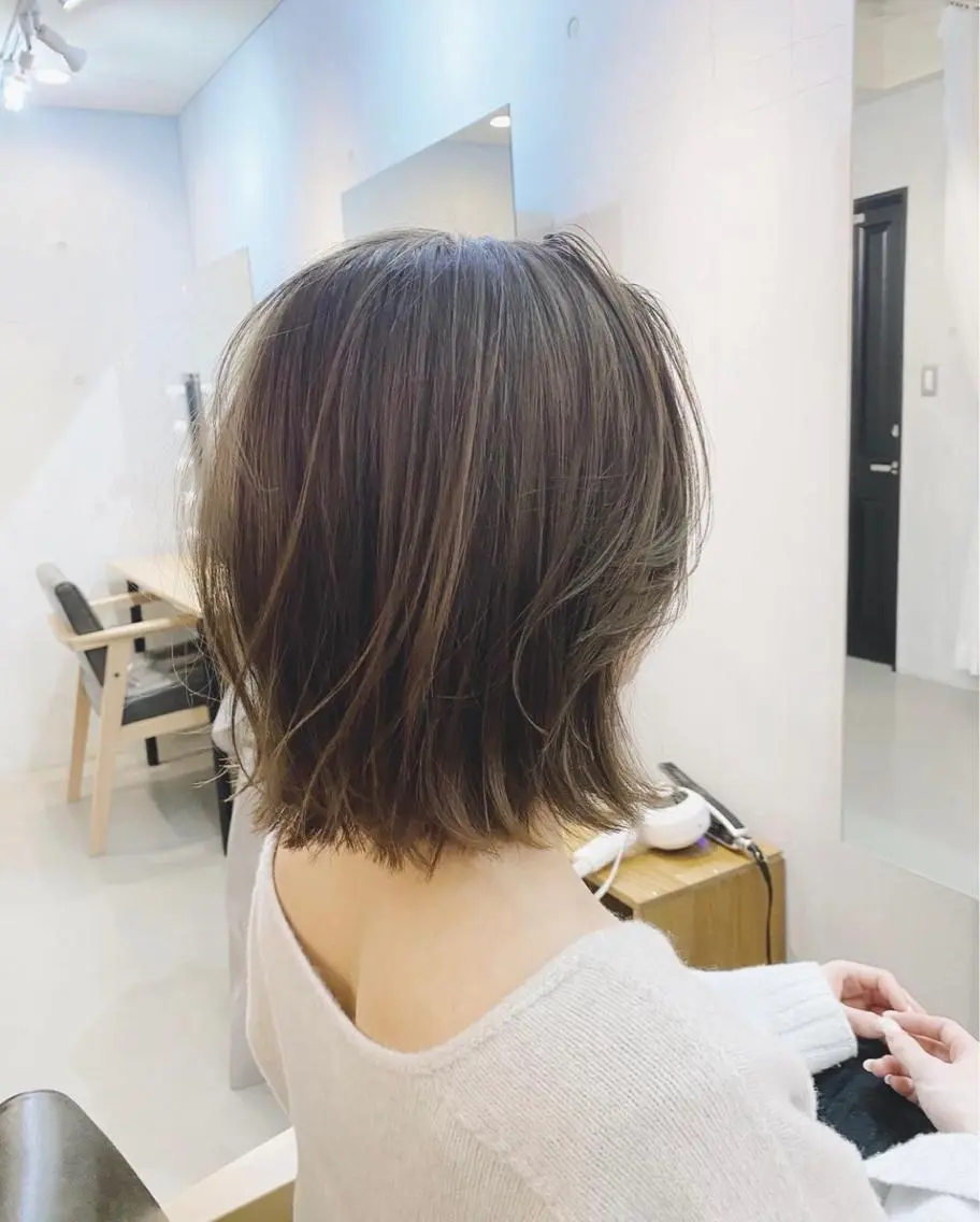 ミディアム カラー 透明感カラー 伸ばしかけ 外ハネヘア トリートメント conne& ririのヘアスタイル