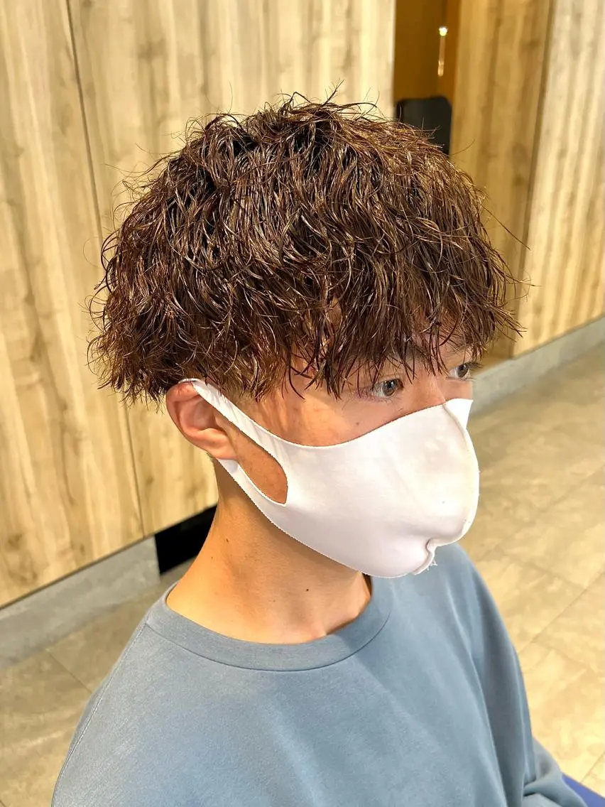 ショート カラー パーマ メンズ アップバング メンズブリーチ センターパート メンズハイライト メンズメッシュ メンズパーマ職人 加藤 弘貴のヘアスタイル