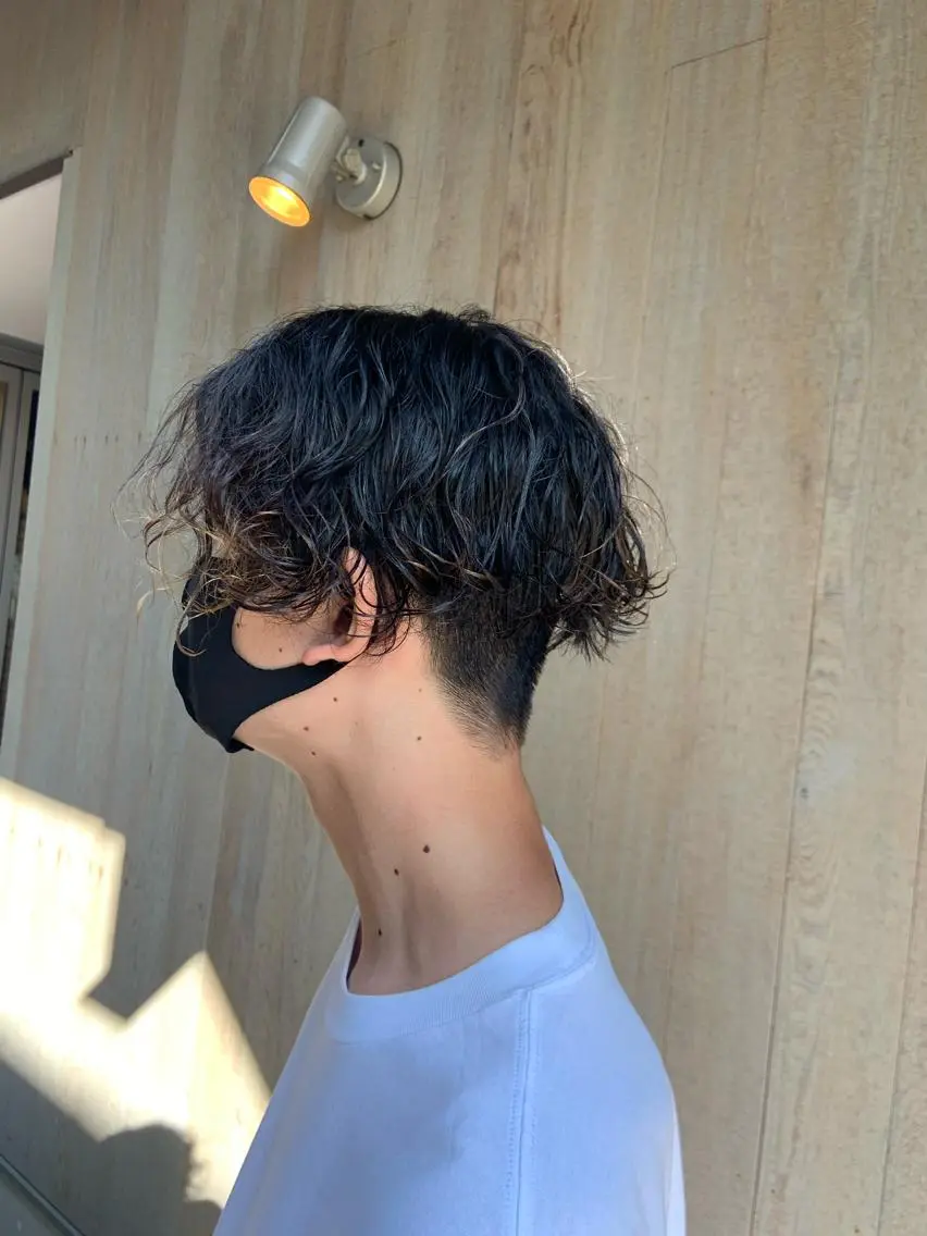 ショート カラー パーマ メンズ カット ヘアカラー トリートメント ハイトーンカラー🤍 山下 優華のヘアスタイル