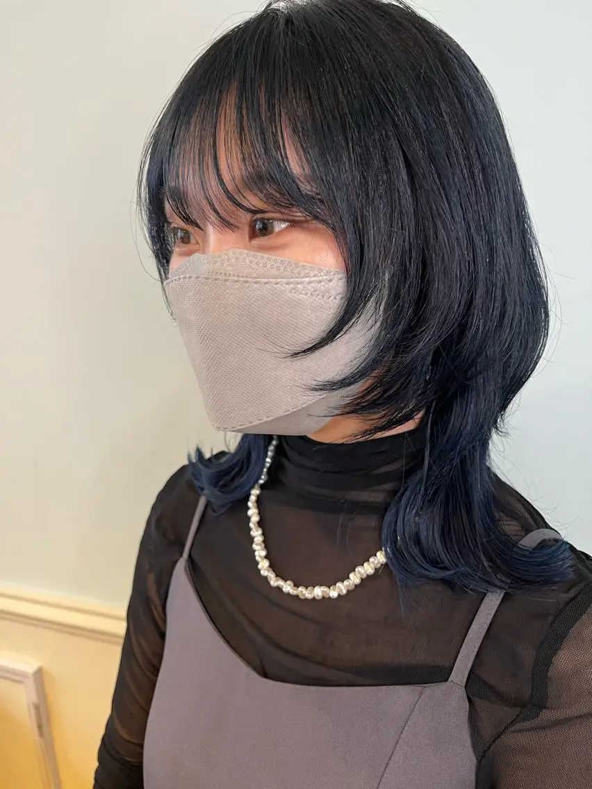 ミディアム カラー 黒髪 ブルーカラー ブルーブラック ウルフカット SOYON 🤍CHIZU🤍.のヘアスタイル