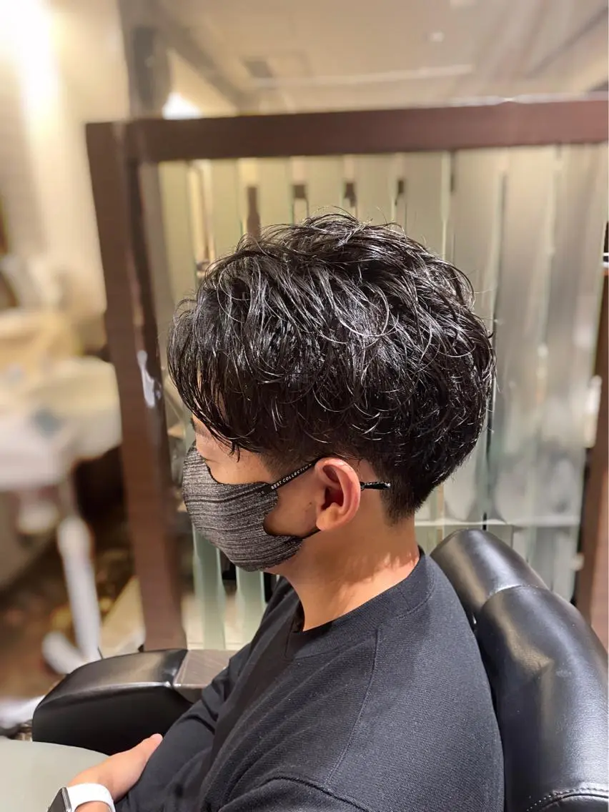 ショート パーマ メンズ センターパート パーマ 岡崎 隆晟のヘアスタイル