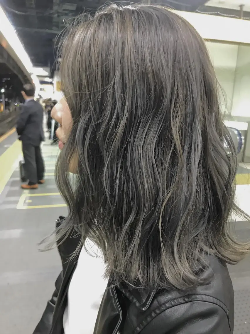 ミディアム 高梨 里穂のヘアスタイル