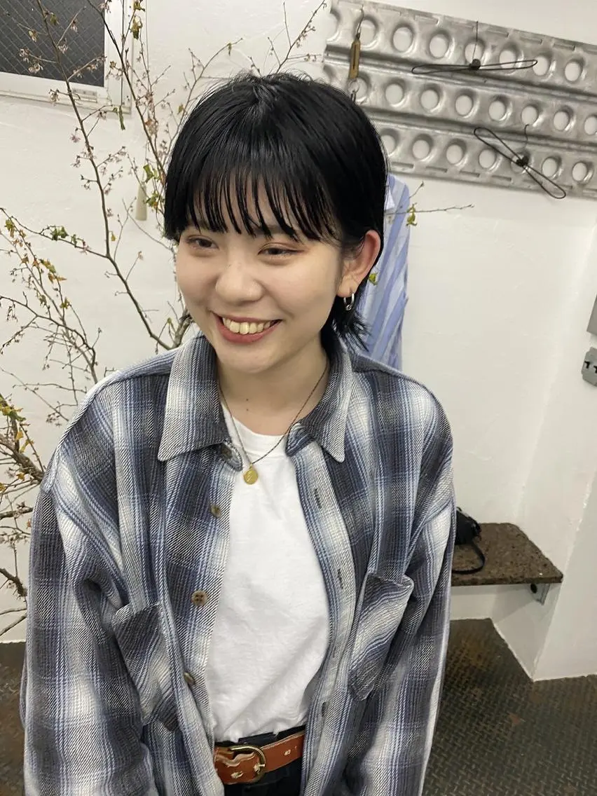 ショート 縮毛矯正 トリートメント qiie リタッチ 黒染め　ワンカラーのヘアスタイル