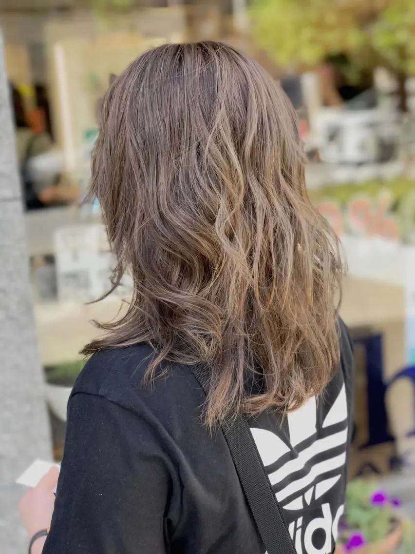 ミディアム カラー ハイライトカラー イルミナカラー 外国人風カラー ハイライト ヘアカラー 左藤 翔平のヘアスタイル
