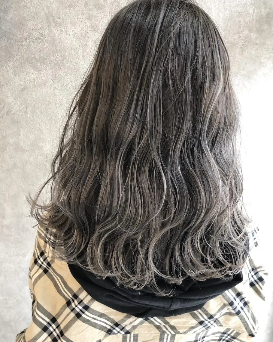 セミロング カラー 顔周りレイヤーカット ブリーチminamiのヘアスタイル