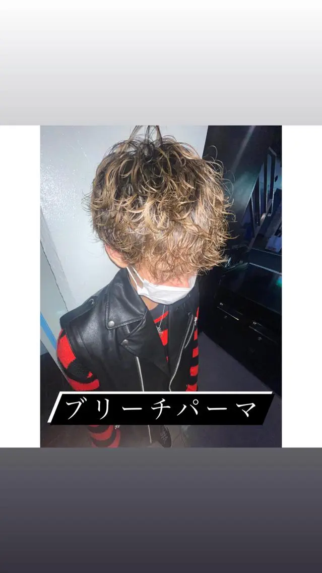 ショート パーマ メンズ メンズバレイヤージュ メンズブリーチ センターパート フェードカット メンズハイライト スパイラルパーマ 🌐hina⭐️のヘアスタイル