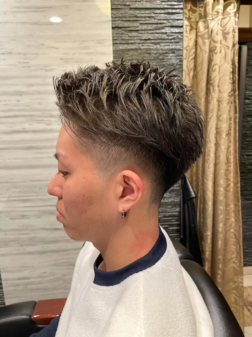 ショート メンズ フェードカット ツーブロック カット指名No1漆原 聡のヘアスタイル