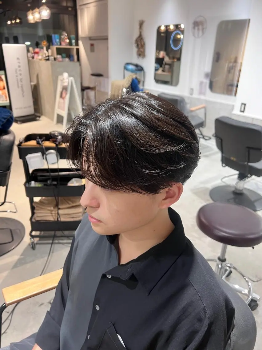 ミディアム パーマ メンズ センターパート メンズ韓国風 韓国風ヘア カット パーマ メンズカットパーマ ✂️ JOYAのヘアスタイル