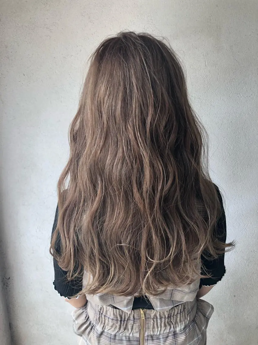ロング カラー ベージュカラー ミルクティーベージュ ヘアカラー 吉村 絢乃のヘアスタイル