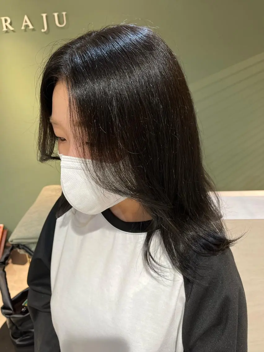 ミディアム カラー 黒髪 ブルーカラー ブルーブラック 安来柚乃 ヤスキユノのヘアスタイル