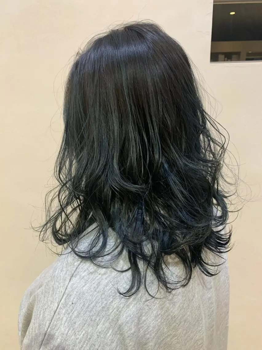 ミディアム カラー AKI 🐉のヘアスタイル