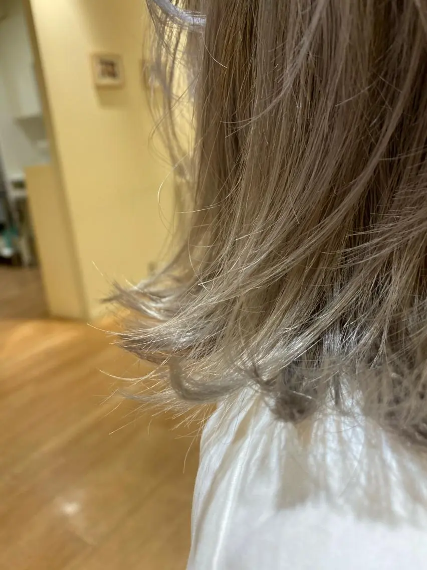 カラー シルバー ハイトーンエフェクト ブリーチいち丸のヘアスタイル