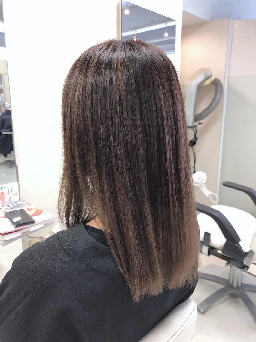 ミディアム レイヤーカット ヘアカラー 阿部 美咲のヘアスタイル