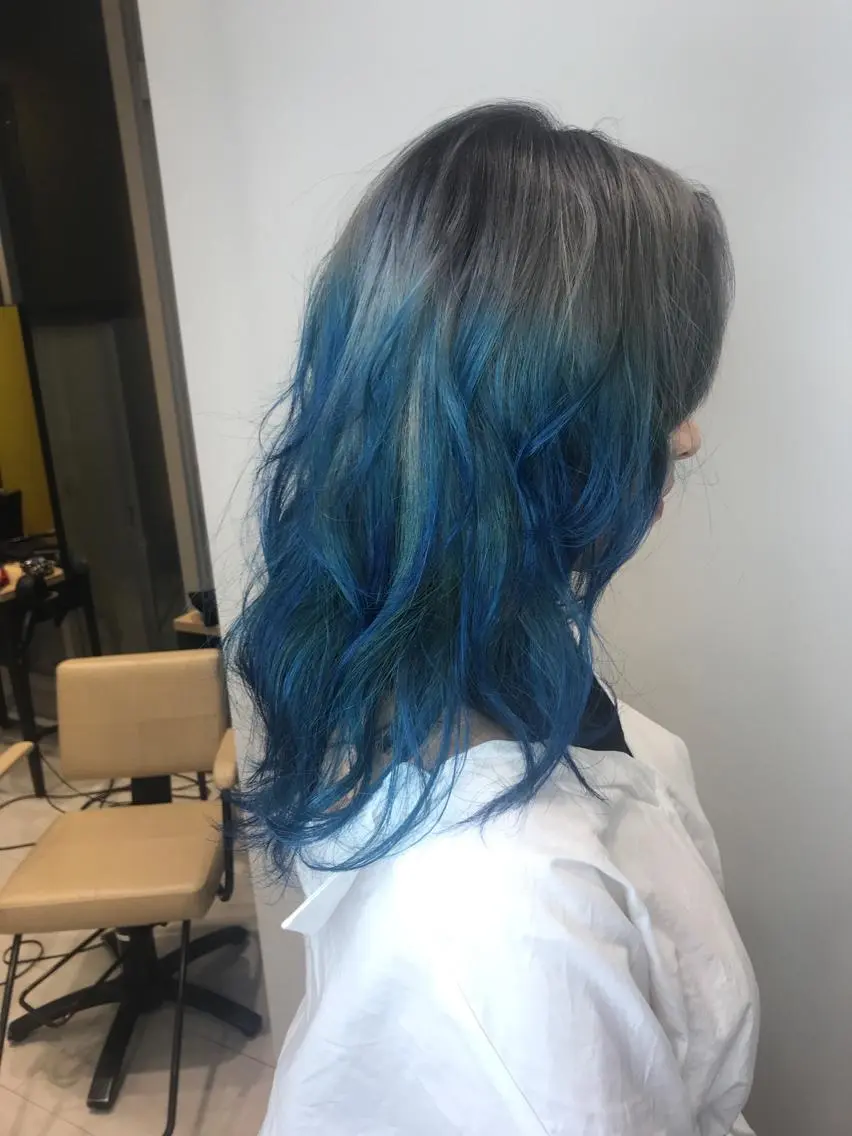 セミロング カラー ブルーカラー グラデーションカラー カット ヘアカラー インナーエクステ渋谷 🦋KAJIのヘアスタイル