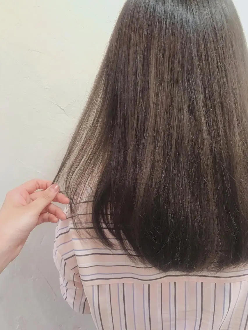 ロング カラー グレージュ カット ヘアカラー トリートメント 山下 千明のヘアスタイル