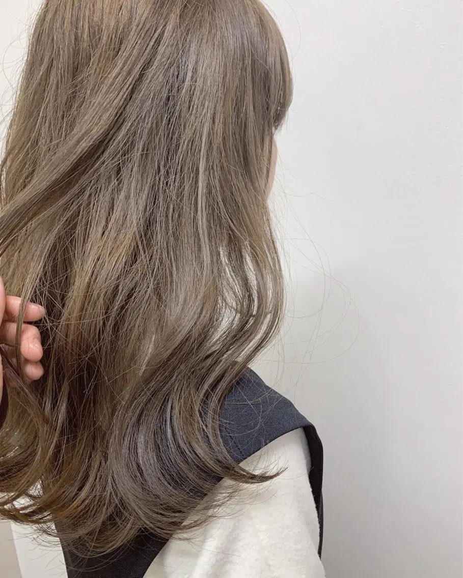 ロング カラー アディクシーカラー アッシュ ミルクティーアッシュ カット ヘアカラー 石井 静のヘアスタイル