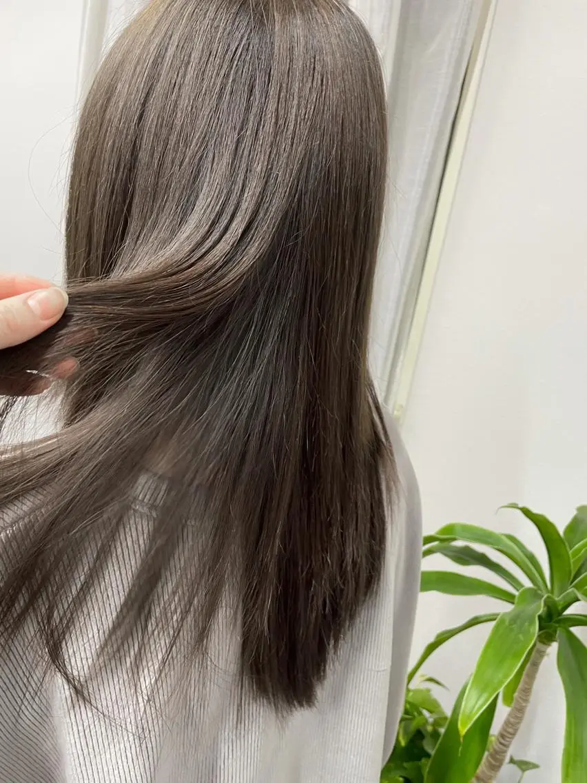 セミロング カラー 透明感カラー グレージュ オリーブグレージュ オリーブグレー 江里口 愛のヘアスタイル