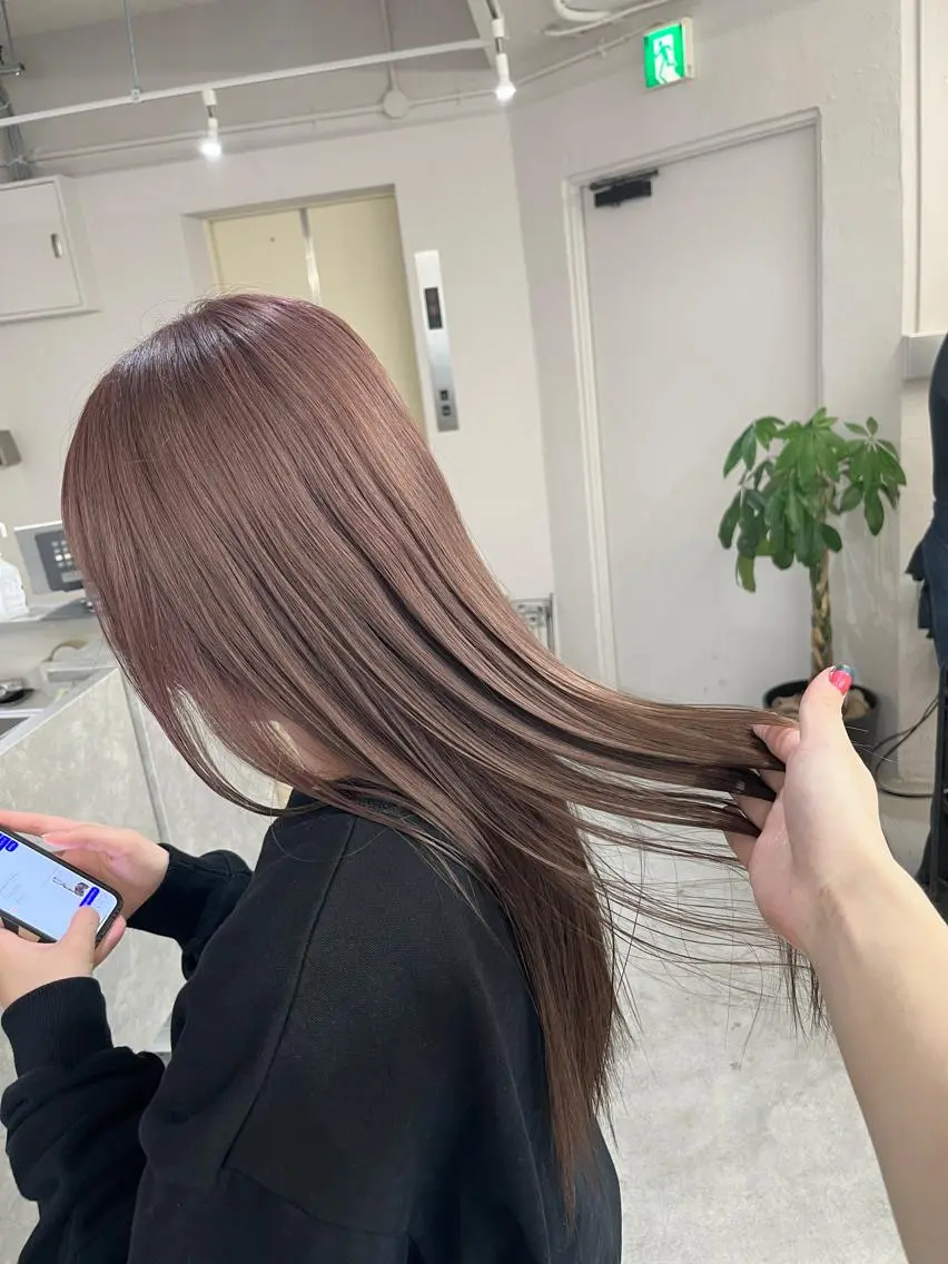 ロング カラー ベージュカラー ミルクティーベージュ グレージュ/透け感 カラー/透明感カラーのヘアスタイル