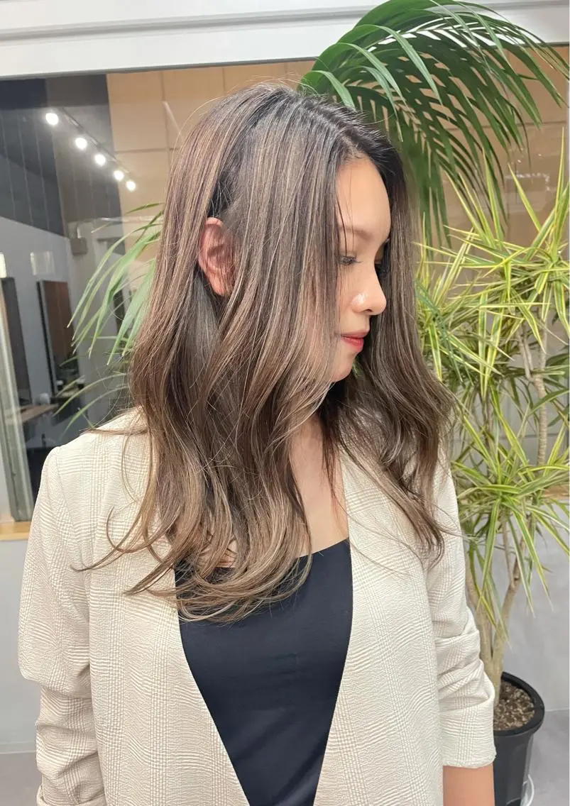 ミディアム カラー ハイライトカラー ハイライト ヘアカラー トリートメント レイヤーカット 西村あきやのヘアスタイル