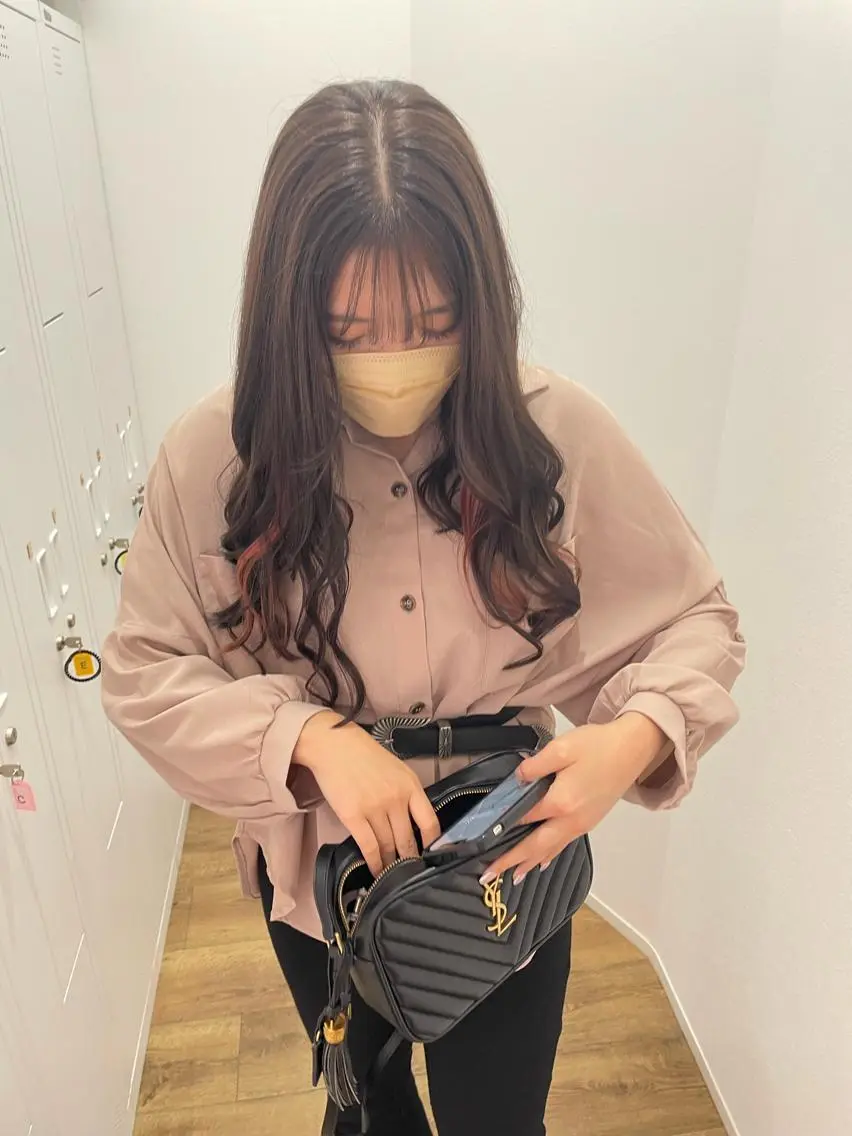 ロング カラー ブリーチ イヤリングカラー グレージュ ブリーチなしカラー ピンクカラー カット ヘアカラー 山本 愛永のヘアスタイル