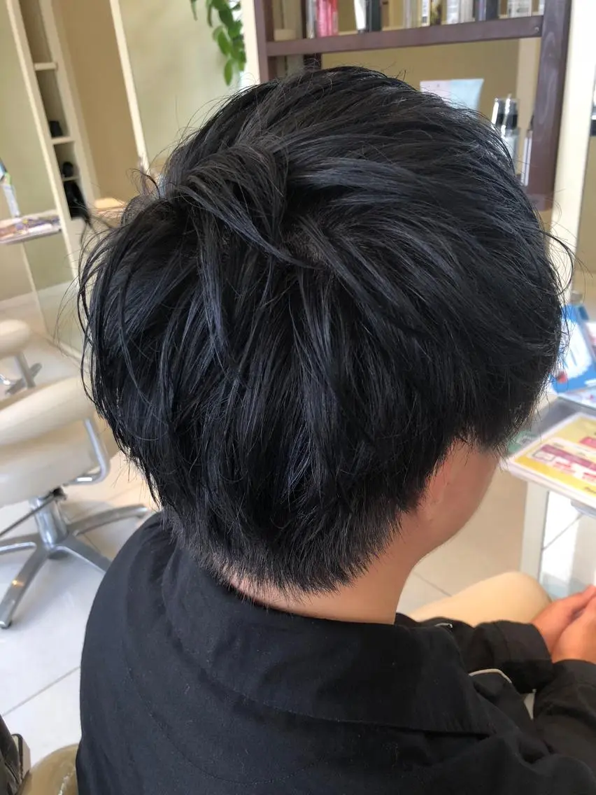 ショート アッシュ 廣野 愛香のヘアスタイル
