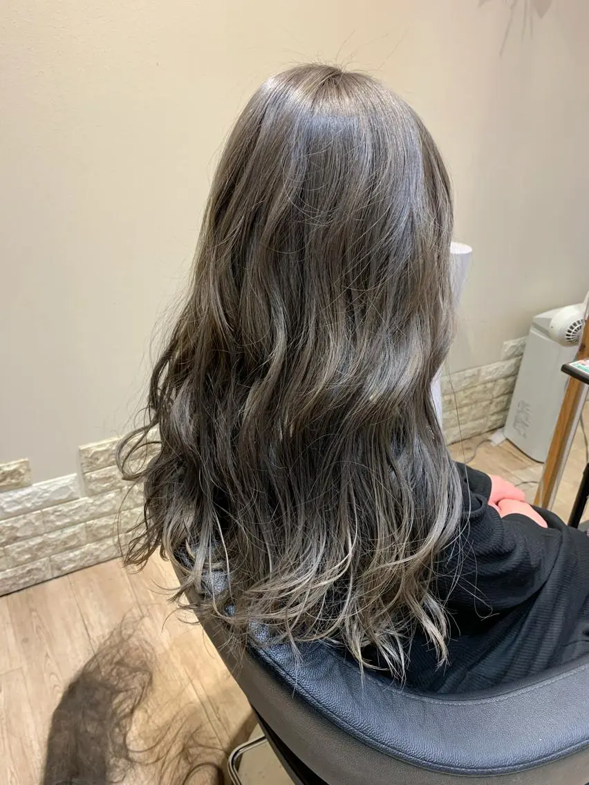 セミロング カラー ブリーチ グレージュ ヘアカラー 大久保 隆蔵のヘアスタイル