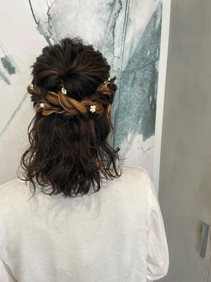 ミディアム ヘアアレンジ 結婚式・ブライダル カジュアルを女っぽく 𝗮𝘆𝗮𝗰𝗼のヘアスタイル
