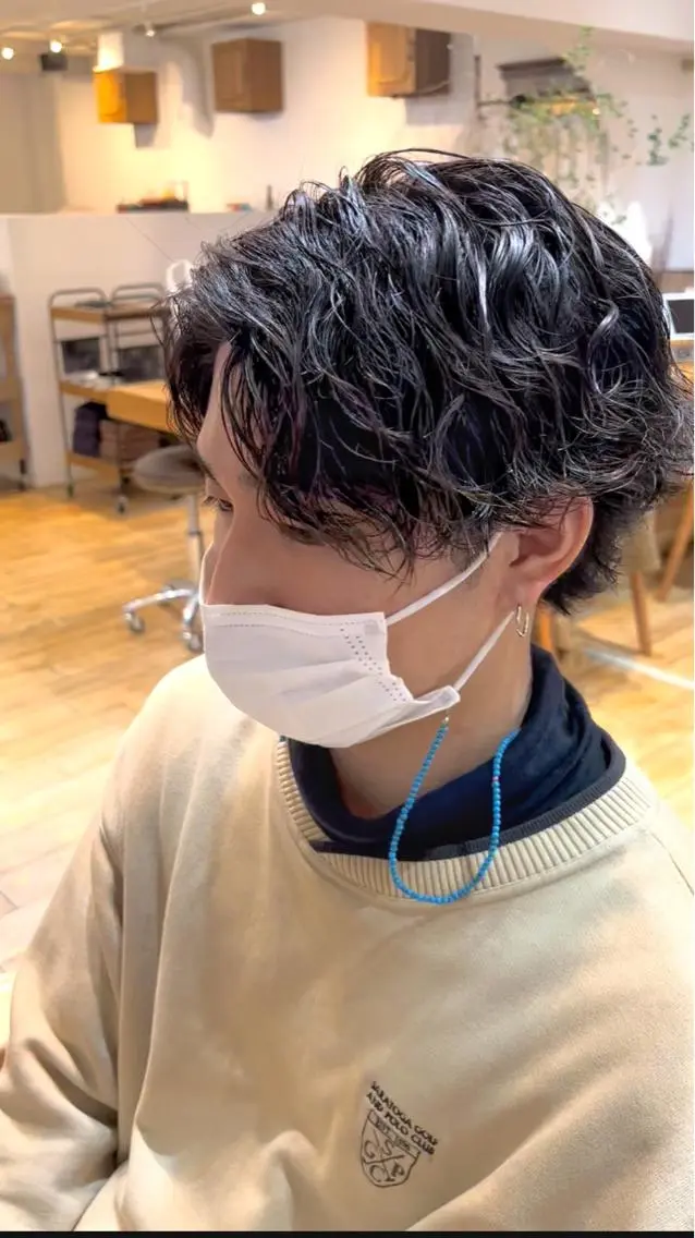 ミディアム パーマ メンズ ミディアムパーマ メンズブリーチ センターパート フェードカット メンズハイライト メンズStylist 山根慧のヘアスタイル