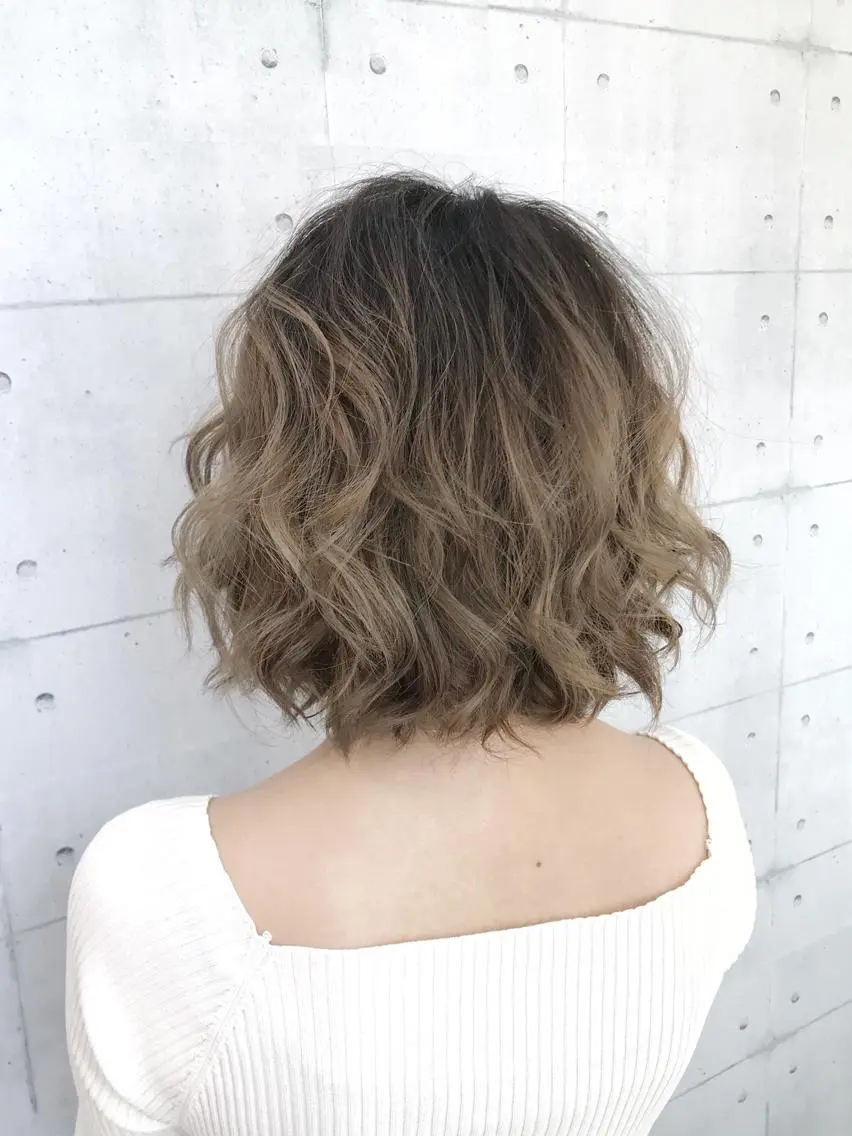 ショート カラー アッシュ アッシュグレー アッシュグレージュ ブリーチ グラデーションカラー 高木 麻知子のヘアスタイル