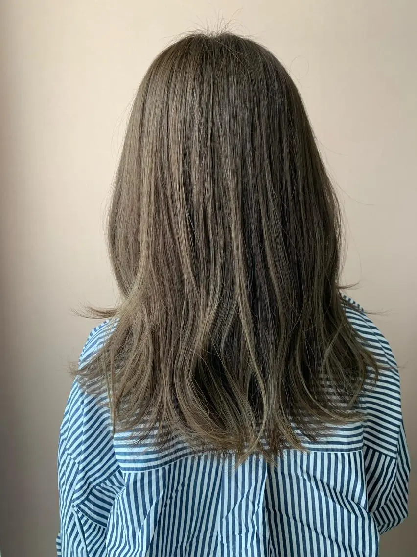 ロング カラー ブリーチ グレージュ ブリーチなしカラー hubhair レイヤー/透明感のヘアスタイル